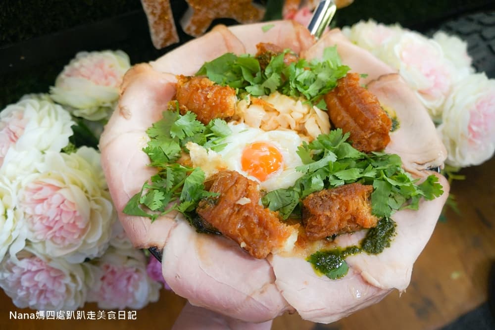 新北超有哏麵線!「極豚燒肉」鋪滿10片叉燒、溫泉蛋,隱藏版想吃要預約