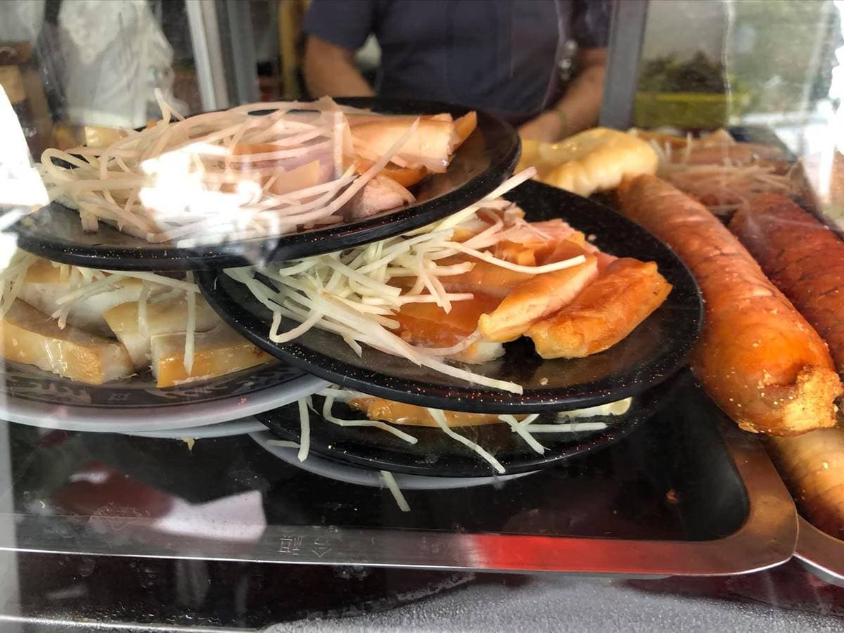 別處吃不到!漁港必嘗「現流」鯊魚羹,再搭古法燻製「鯊魚煙」更過癮 別處吃不到!漁港必嘗「現流」鯊魚羹,再搭古法燻製「鯊魚煙」更過癮