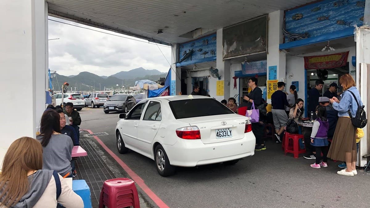 別處吃不到!漁港必嘗「現流」鯊魚羹,再搭古法燻製「鯊魚煙」更過癮 別處吃不到!漁港必嘗「現流」鯊魚羹,再搭古法燻製「鯊魚煙」更過癮
