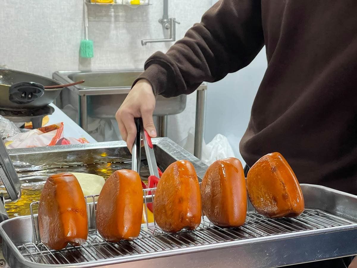 【新開店】超有哏!宜蘭「巧克力色」刈包夾「鴨賞」,泡菜燒肉口味趁熱吃最唰嘴 【新開店】超有哏!宜蘭「巧克力色」刈包夾「鴨賞」,泡菜燒肉口味趁熱吃最唰嘴