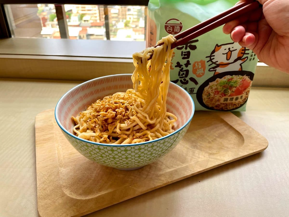消夜美食上新貨!台酒推2款新拌麵, 首推吃得到酒香的「紹興香蔥拌麵」 消夜美食上新貨!台酒推2款新拌麵, 首推吃得到酒香的「紹興香蔥拌麵」