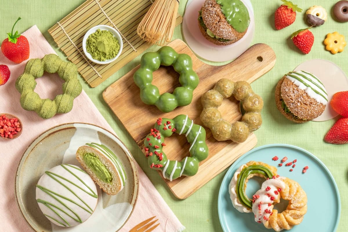 爆濃「抹茶波堤」太欠吃!Mister Donut x 辻利茶舗抹茶季登場,抹茶歐蕾、蜜桃飲沁涼爽口 爆濃「抹茶波堤」太欠吃!Mister Donut x 辻利茶舗抹茶季登場,抹茶歐蕾、蜜桃飲沁涼爽口