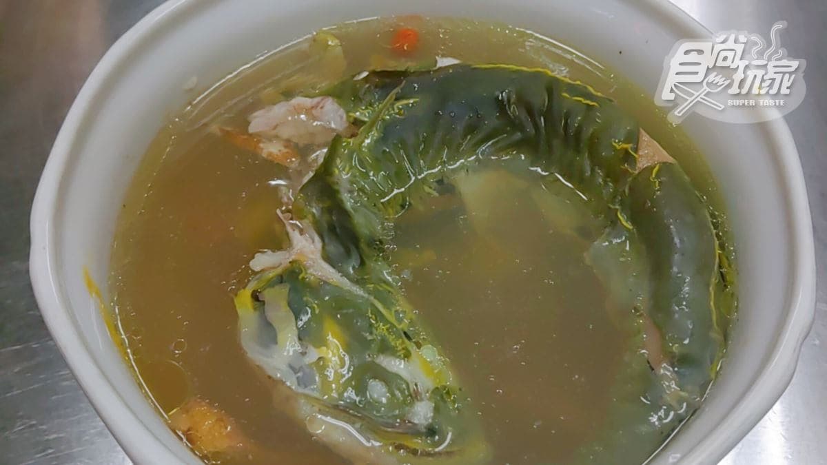 隱藏版街邊美食!50年「溫補鯰魚湯」喝得到濃郁中藥香,魚肉入口緊實富嚼勁