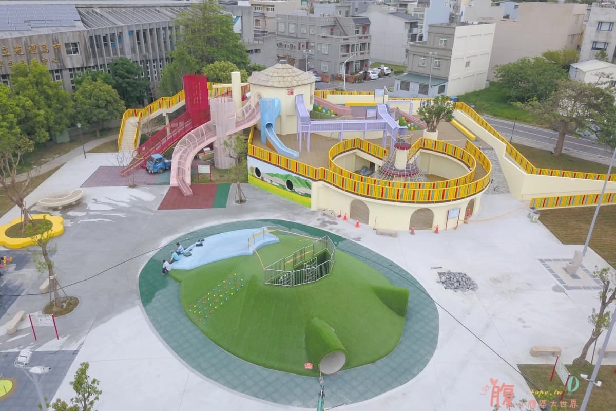 小孩放電天堂!苗栗馬卡龍色「灣麗親子公園」,先玩煙囪滑梯、彩虹步道、斗笠攀爬網 小孩放電天堂!苗栗馬卡龍色「灣麗親子公園」,先玩煙囪滑梯、彩虹步道、斗笠攀爬網