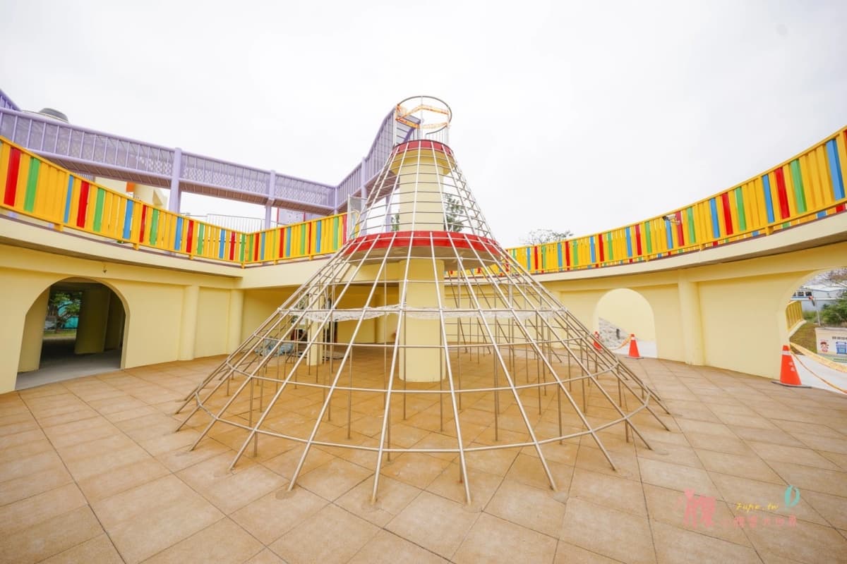 小孩放電天堂!苗栗馬卡龍色「灣麗親子公園」,先玩煙囪滑梯、彩虹步道、斗笠攀爬網 小孩放電天堂!苗栗馬卡龍色「灣麗親子公園」,先玩煙囪滑梯、彩虹步道、斗笠攀爬網
