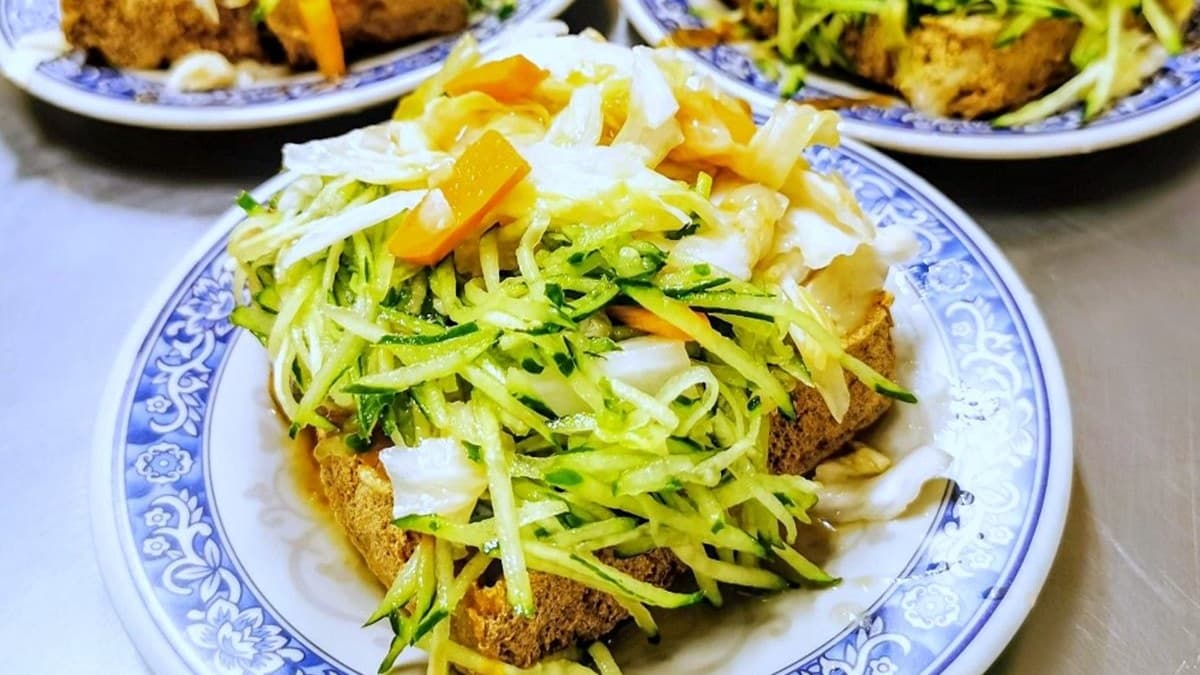 從攤車紅到開店!台中40年「口碑臭豆腐」外酥內嫩,泡菜、黃瓜絲蓋滿整盤