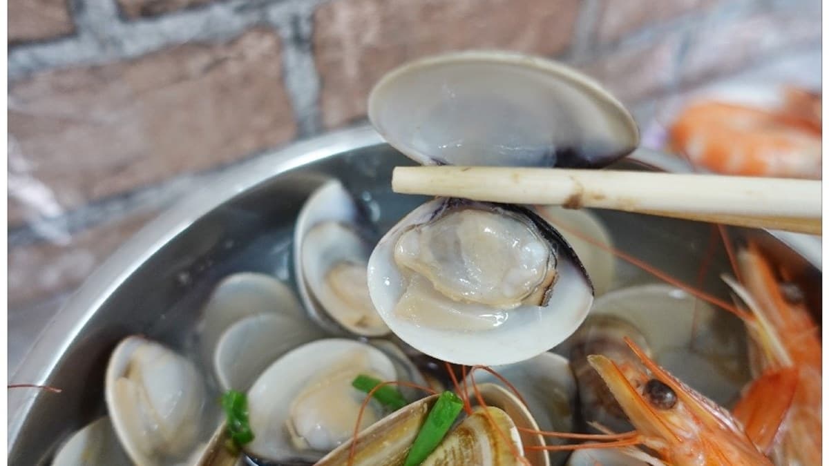Google評價飆4.6星!高CP海鮮麵「滿滿蛤蜊」只要120元,網友激推加排骨酥的總匯麵 Google評價飆4.6星!高CP海鮮麵「滿滿蛤蜊」只要120元,網友激推加排骨酥的總匯麵