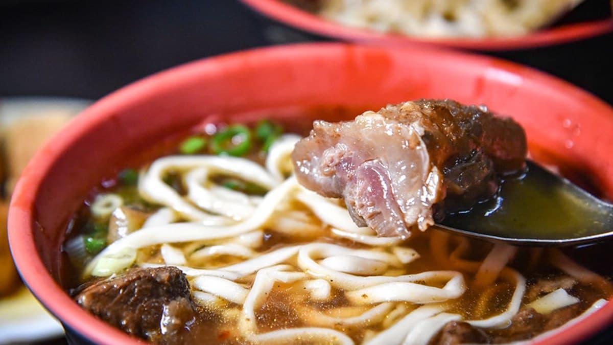 飄香超過40年!台北6家老字號牛肉麵:24小時營業、本土黃牛乾拌麵、限量牛筋 飄香超過40年!台北6家老字號牛肉麵:24小時營業、本土黃牛乾拌麵、限量牛筋