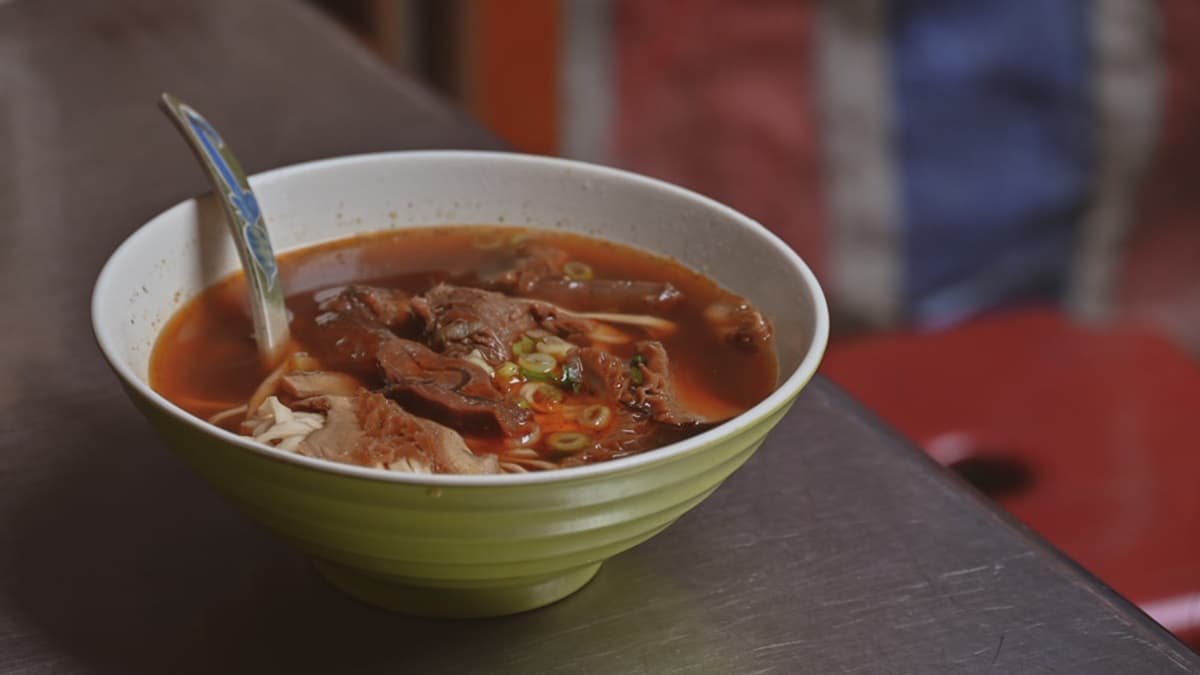 飄香超過40年!台北6家老字號牛肉麵:24小時營業、本土黃牛乾拌麵、限量牛筋 飄香超過40年!台北6家老字號牛肉麵:24小時營業、本土黃牛乾拌麵、限量牛筋