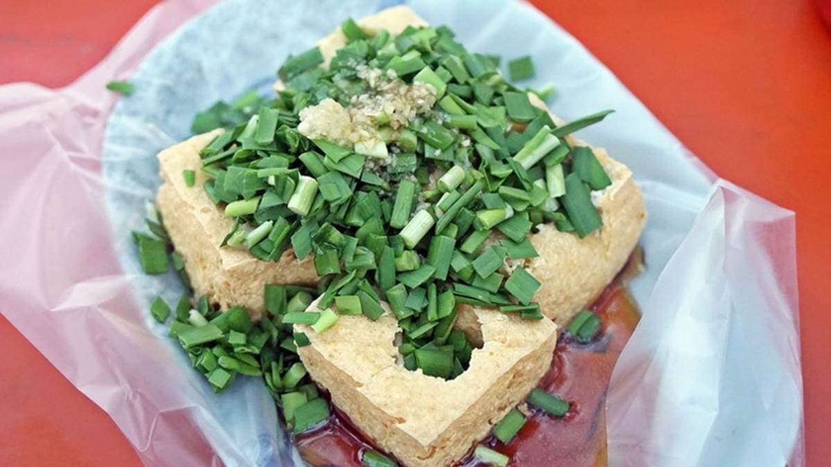 這家很「花蓮味」!人氣餐車臭豆腐塞滿滿韭菜,外酥內嫩搭蒜泥更唰嘴