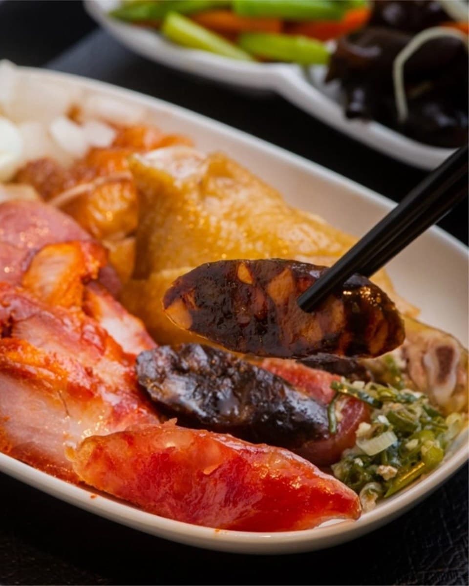 在地老饕最愛!台南這家油雞飯給料不手軟,必搭油蔥、醃蘿蔔還能免費喝雞高湯 在地老饕最愛!台南這家油雞飯給料不手軟,必搭油蔥、醃蘿蔔還能免費喝雞高湯