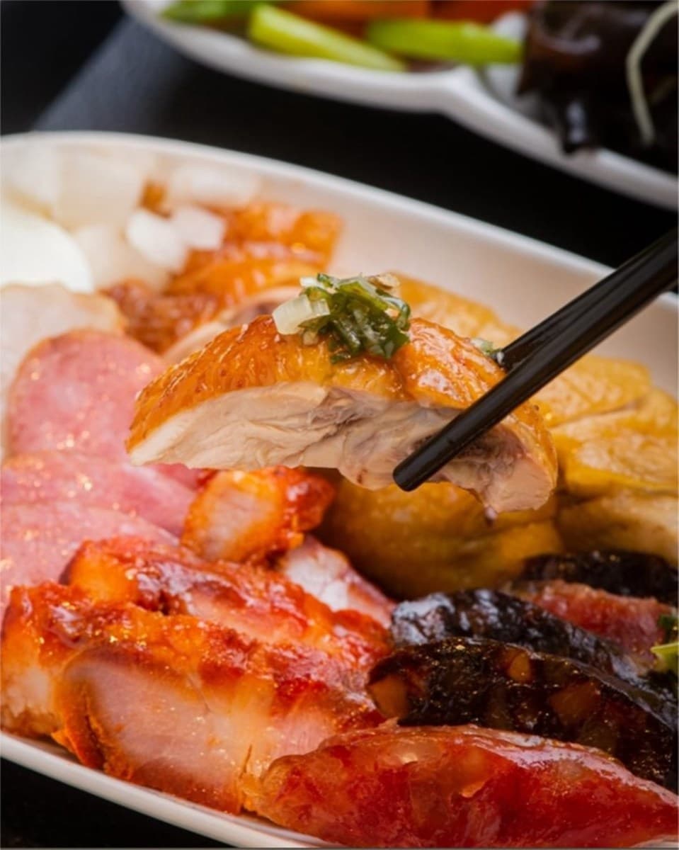 在地老饕最愛!台南這家油雞飯給料不手軟,必搭油蔥、醃蘿蔔還能免費喝雞高湯 在地老饕最愛!台南這家油雞飯給料不手軟,必搭油蔥、醃蘿蔔還能免費喝雞高湯