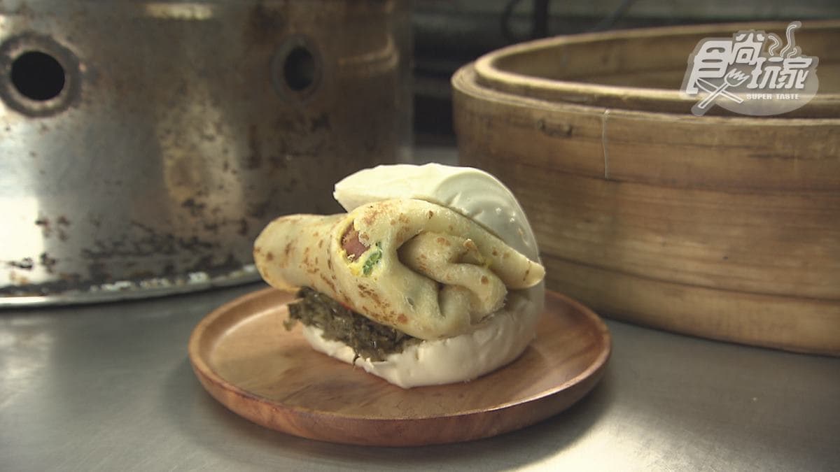 銘傳學生最愛早餐!爆餡饅頭夾蛋餅一口咬不下,再加1杯飲料只要50元