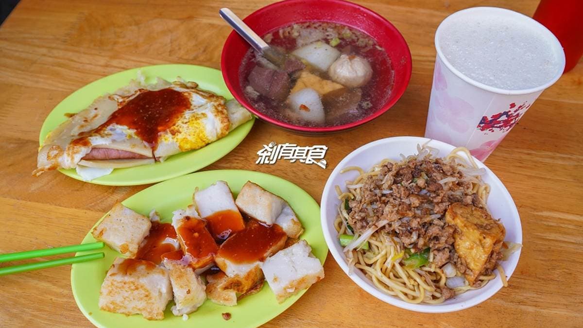 超厚「火腿粉漿蛋餅」對折不要切!台中60年早餐店搬到這,現場做的蘿蔔糕必點