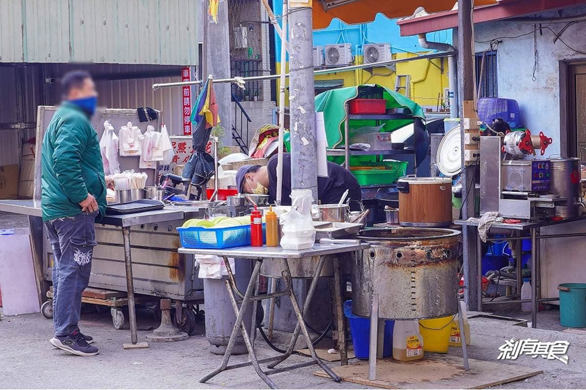 超厚「火腿粉漿蛋餅」對折不要切!台中60年早餐店搬到這,現場做的蘿蔔糕必點 超厚「火腿粉漿蛋餅」對折不要切!台中60年早餐店搬到這,現場做的蘿蔔糕必點