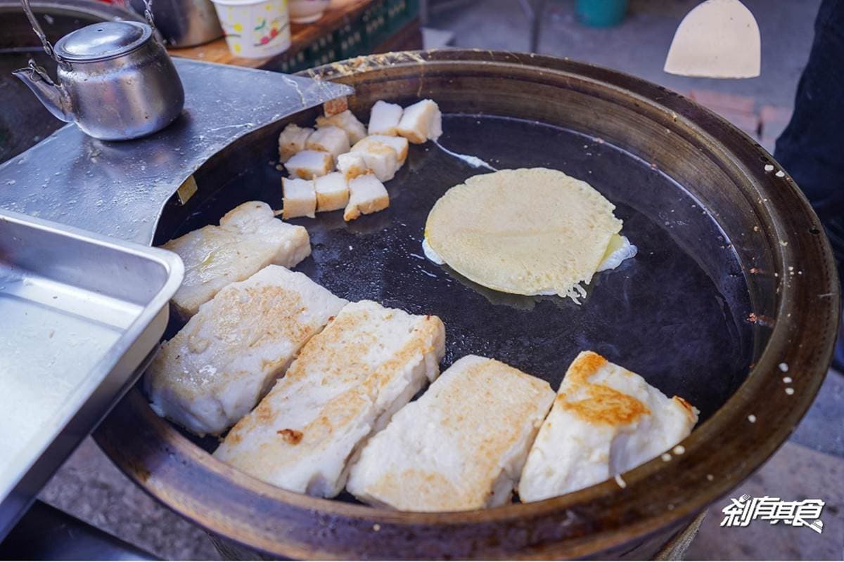 超厚「火腿粉漿蛋餅」對折不要切!台中60年早餐店搬到這,現場做的蘿蔔糕必點 超厚「火腿粉漿蛋餅」對折不要切!台中60年早餐店搬到這,現場做的蘿蔔糕必點