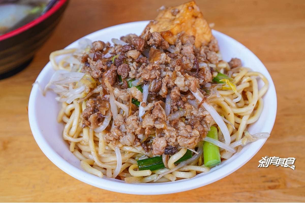 超厚「火腿粉漿蛋餅」對折不要切!台中60年早餐店搬到這,現場做的蘿蔔糕必點 超厚「火腿粉漿蛋餅」對折不要切!台中60年早餐店搬到這,現場做的蘿蔔糕必點