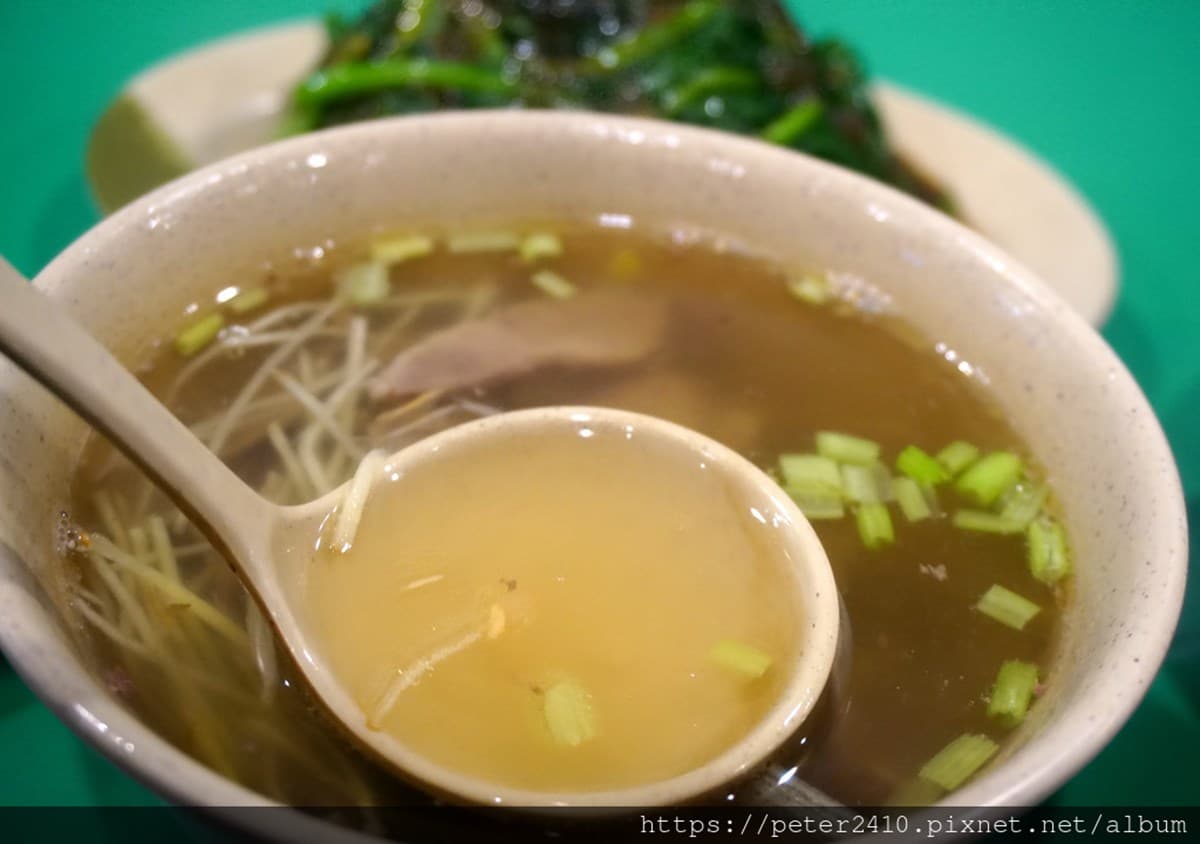 一碗料滿滿!基隆小店「雞魯飯」吃得到鵝油蔥酥香,花生粉涼拌雞絲也必點 一碗料滿滿!基隆小店「雞魯飯」吃得到鵝油蔥酥香,花生粉涼拌雞絲也必點