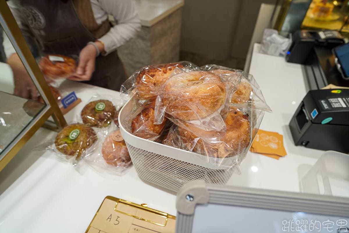 排隊排到翻!人氣貝果店隱身巷弄內,必吃「伯爵奶茶餡」超濃郁,芋泥巴斯克也大推 排隊排到翻!人氣貝果店隱身巷弄內,必吃「伯爵奶茶餡」超濃郁,芋泥巴斯克也大推