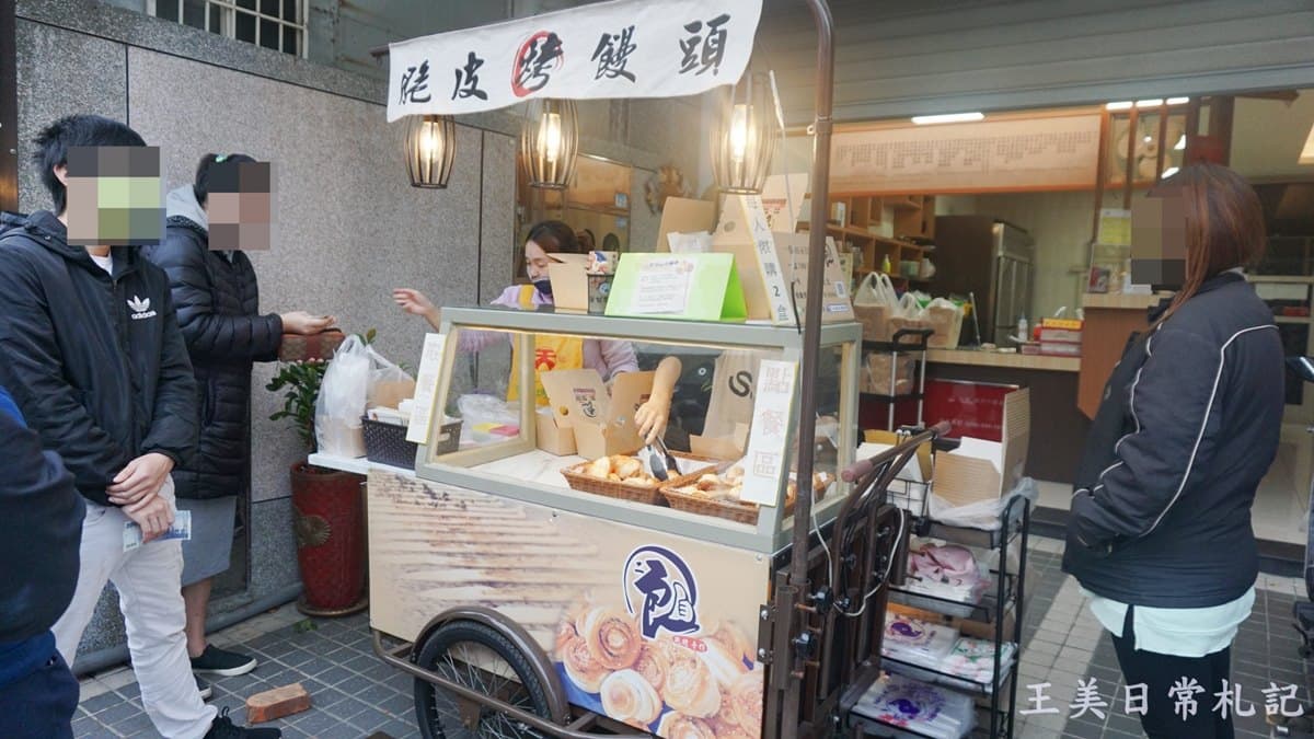趁熱吃超唰嘴!限量烤饅頭開賣就排隊,必點花生撒上滿滿白芝麻,蔥花口味也要搶 趁熱吃超唰嘴!限量烤饅頭開賣就排隊,必點花生撒上滿滿白芝麻,蔥花口味也要搶