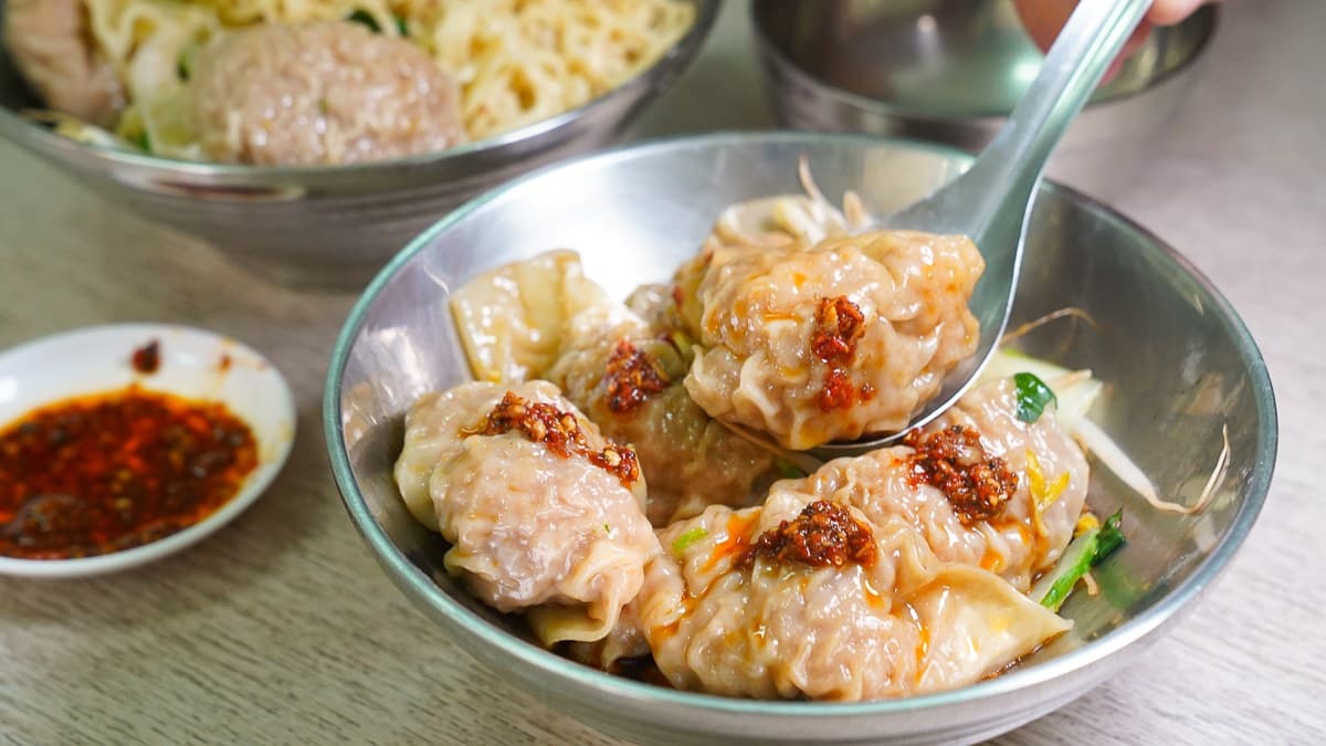 老饕激推「巨大鮮蝦餛飩」!包整隻蝦、肉餡塞滿滿,必加手炒辣椒更過癮 大顆超飽滿!高雄「巨無霸鮮蝦餛飩」包整隻大蝦、滿滿肉餡,必沾自炒辣油噴香夠味
