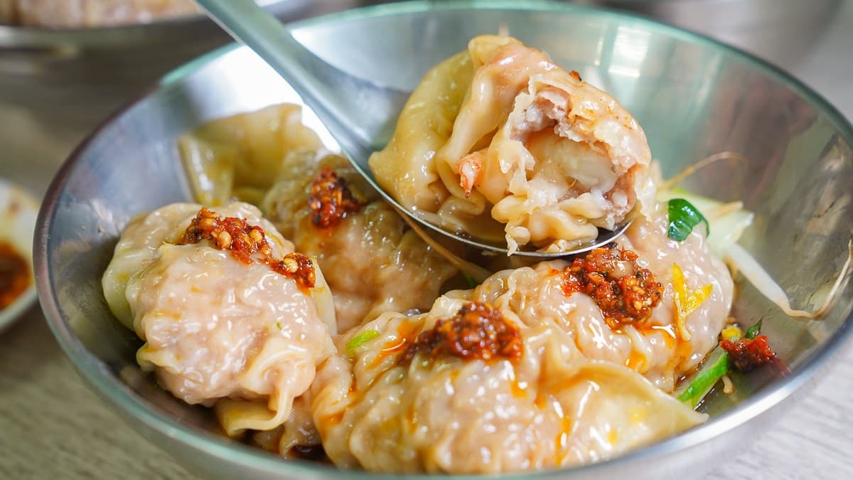 老饕激推「巨大鮮蝦餛飩」!包整隻蝦、肉餡塞滿滿,必加手炒辣椒更過癮 老饕激推「巨大鮮蝦餛飩」!包整隻蝦、肉餡塞滿滿,必加手炒辣椒更過癮