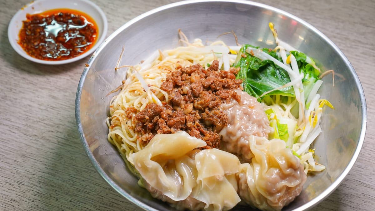 老饕激推「巨大鮮蝦餛飩」!包整隻蝦、肉餡塞滿滿,必加手炒辣椒更過癮 老饕激推「巨大鮮蝦餛飩」!包整隻蝦、肉餡塞滿滿,必加手炒辣椒更過癮