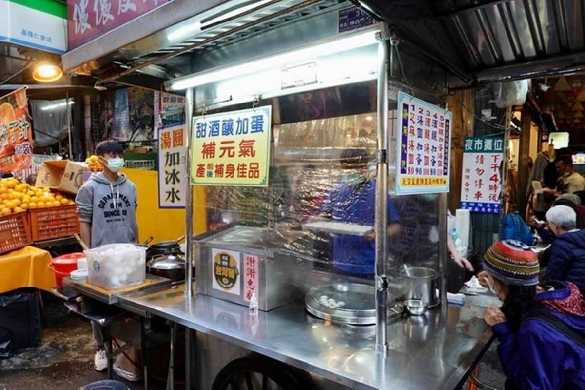 基隆廟口夜市必吃!60年老店湯圓堅持古法純手工,必點超對味甜芝麻+酒釀 基隆廟口夜市必吃!60年老店湯圓堅持古法純手工,必點超對味甜芝麻+酒釀