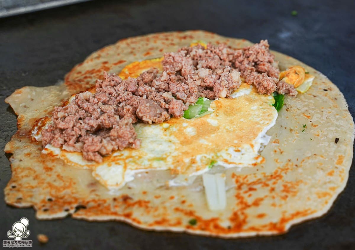 香菜控會瘋!超有哏早餐店蛋餅竟包「整支豬血糕」,芫荽、花生粉、加點辣更搭 香菜控會瘋!超有哏早餐店蛋餅竟包「整支豬血糕」,芫荽、花生粉、加點辣更搭