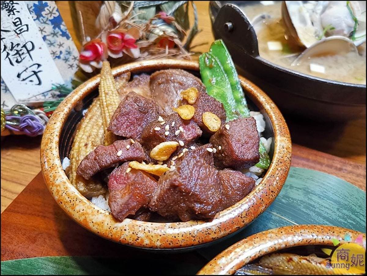 CP值爆表!台中超狂「5小丼」一次嘗炙燒星鰻、比目魚,澎派分量1碗只要150元 CP值爆表!台中超狂「5小丼」一次嘗炙燒星鰻、比目魚,澎派分量1碗只要150元