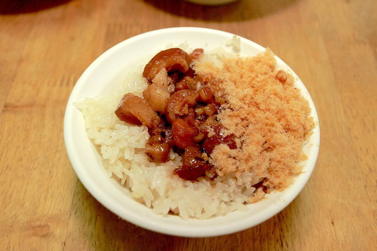 台南人的早餐!老字號「魚鬆」米糕早上6點就開賣,鮮甜白菜滷、綜合丸湯也必點 台南人的早餐!老字號「魚鬆」米糕早上6點就開賣,鮮甜白菜滷、綜合丸湯也必點