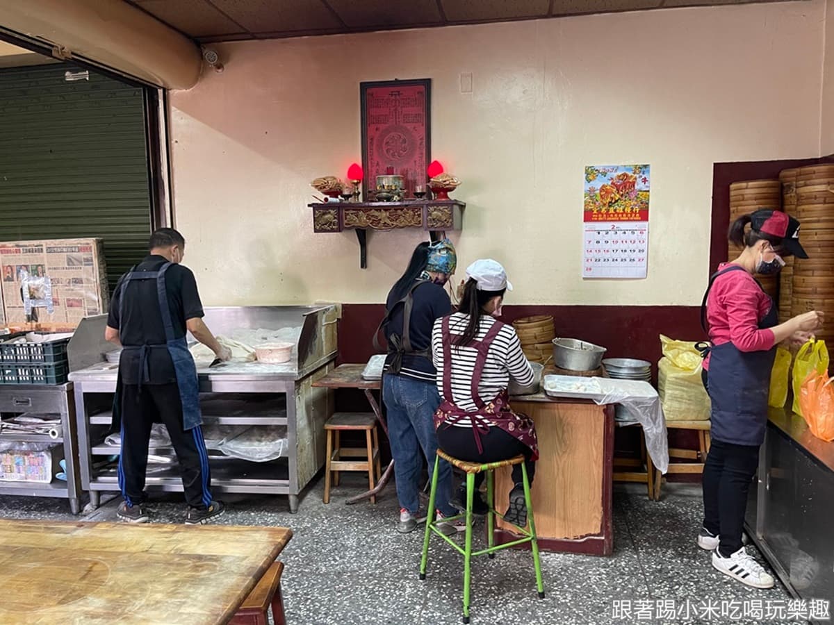 在地人排爆!市場「超人氣小籠包」一出爐就秒殺,軟Q麵皮+爆汁肉餡超過癮 在地人排爆!市場「超人氣小籠包」一出爐就秒殺,軟Q麵皮+爆汁肉餡超過癮