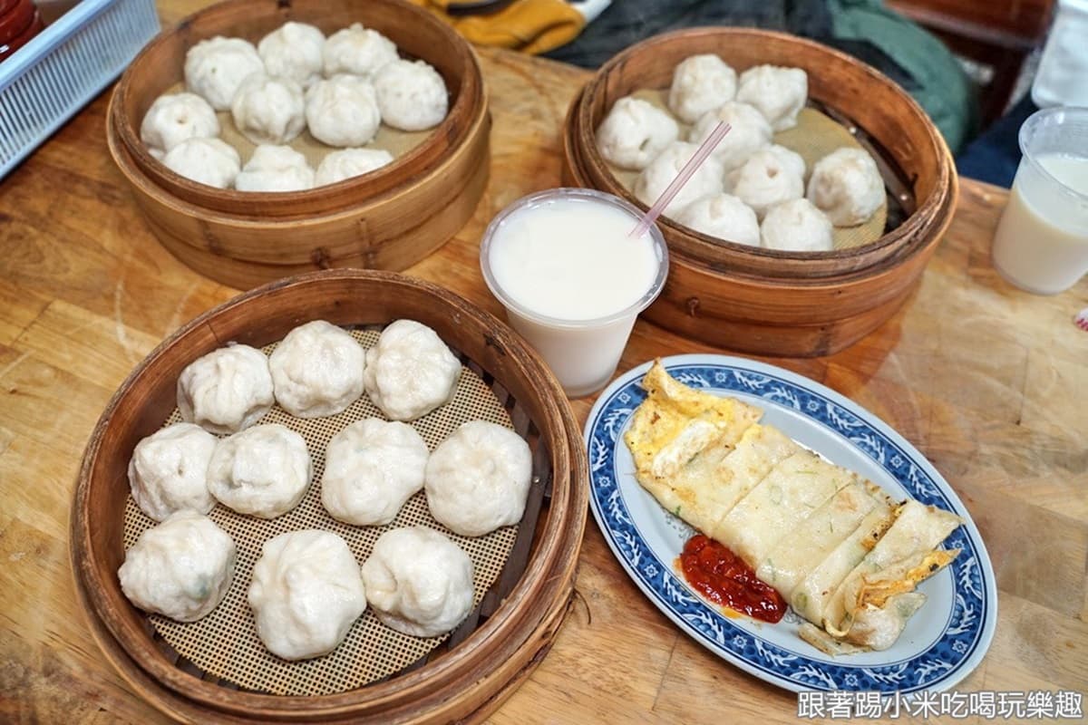 在地人排爆!市場「超人氣小籠包」一出爐就秒殺,軟Q麵皮+爆汁肉餡超過癮 在地人排爆!市場「超人氣小籠包」一出爐就秒殺,軟Q麵皮+爆汁肉餡超過癮