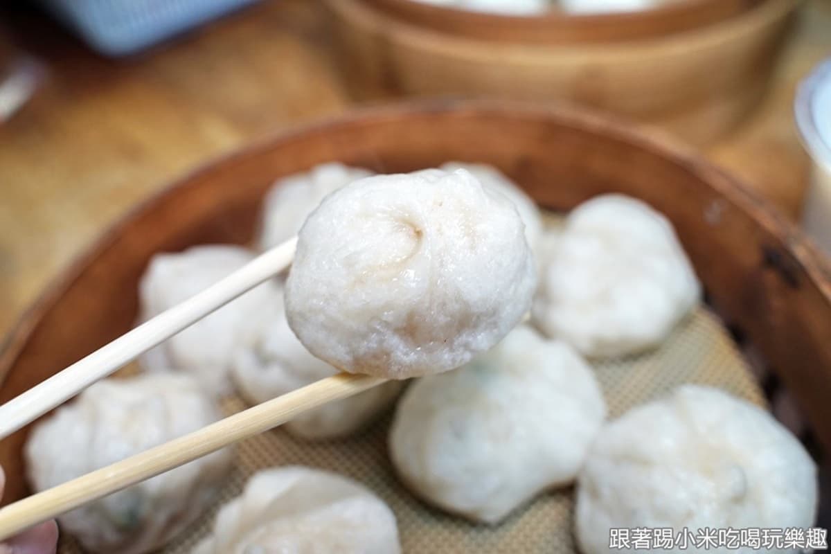在地人排爆!市場「超人氣小籠包」一出爐就秒殺,軟Q麵皮+爆汁肉餡超過癮 在地人排爆!市場「超人氣小籠包」一出爐就秒殺,軟Q麵皮+爆汁肉餡超過癮