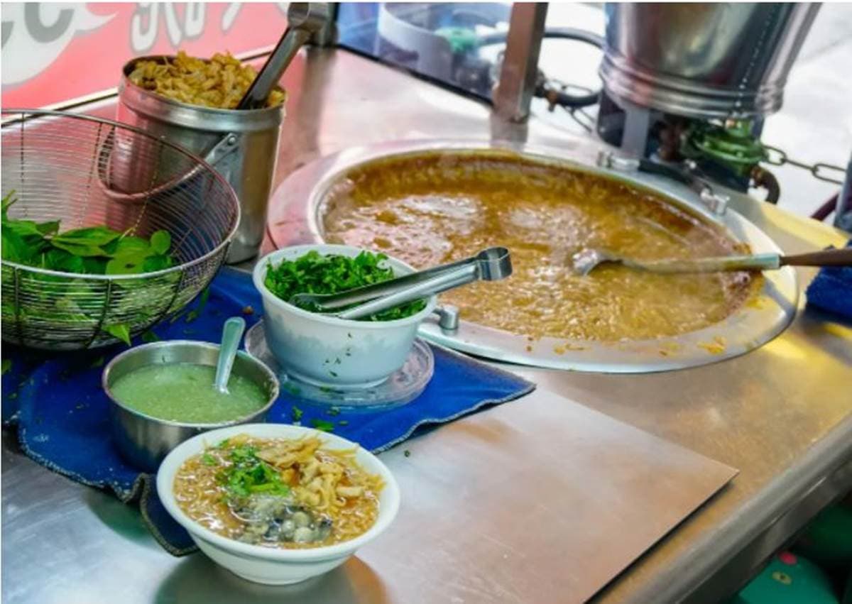 在地人早餐!高雄老字號麵線加半熟蛋超對味,配料「蚵仔」不裹粉鮮甜又飽滿 在地人早餐!高雄老字號麵線加半熟蛋超對味,配料「蚵仔」不裹粉鮮甜又飽滿