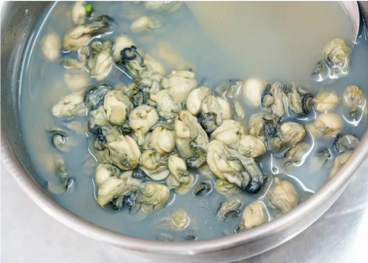在地人早餐!高雄老字號麵線加半熟蛋超對味,配料「蚵仔」不裹粉鮮甜又飽滿 在地人早餐!高雄老字號麵線加半熟蛋超對味,配料「蚵仔」不裹粉鮮甜又飽滿