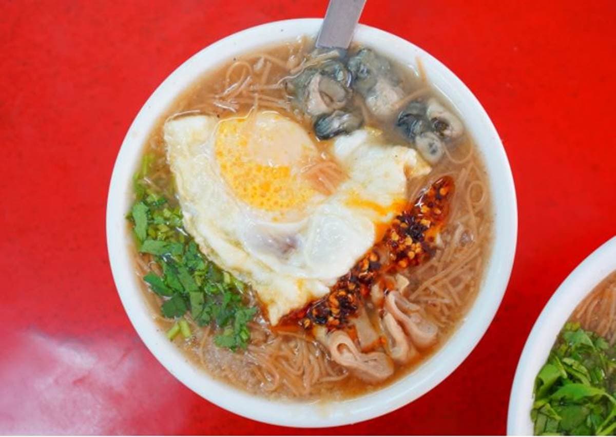 在地人早餐!高雄老字號麵線加半熟蛋超對味,配料「蚵仔」不裹粉鮮甜又飽滿 在地人早餐!高雄老字號麵線加半熟蛋超對味,配料「蚵仔」不裹粉鮮甜又飽滿
