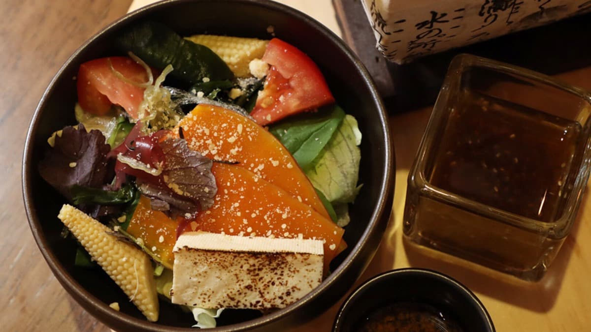 打卡療癒系「鯨魚牆」!北歐風咖啡廳竟賣日式料理,黑糖鳥巢鬆餅、明太子烤飯糰都必點 打卡療癒系「鯨魚牆」!北歐風咖啡廳竟賣日式料理,黑糖鳥巢鬆餅、明太子烤飯糰都必點