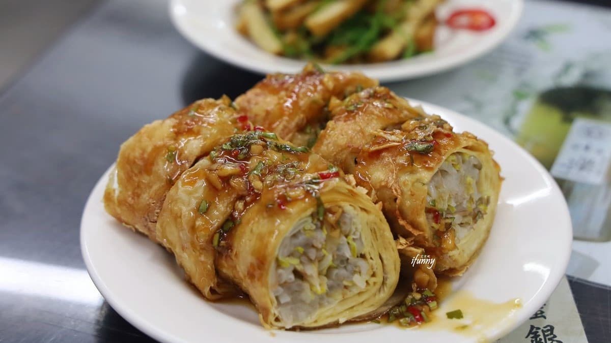 平民版鼎泰豐!排骨蛋炒飯「肉大到快看不見飯」,酥香豆皮捲吃完還想拿1盤 平民版鼎泰豐!排骨蛋炒飯「肉大到快看不見飯」,酥香豆皮捲吃完還想拿1盤
