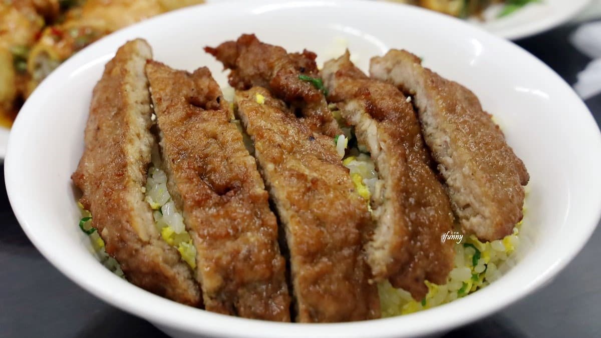 平民版鼎泰豐!排骨蛋炒飯「肉大到快看不見飯」,酥香豆皮捲吃完還想拿1盤 平民版鼎泰豐!排骨蛋炒飯「肉大到快看不見飯」,酥香豆皮捲吃完還想拿1盤