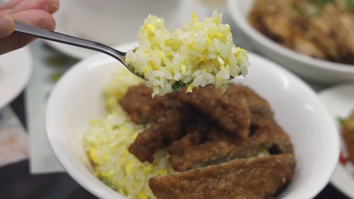 平民版鼎泰豐!排骨蛋炒飯「肉大到快看不見飯」,酥香豆皮捲吃完還想拿1盤 平民版鼎泰豐!排骨蛋炒飯「肉大到快看不見飯」,酥香豆皮捲吃完還想拿1盤