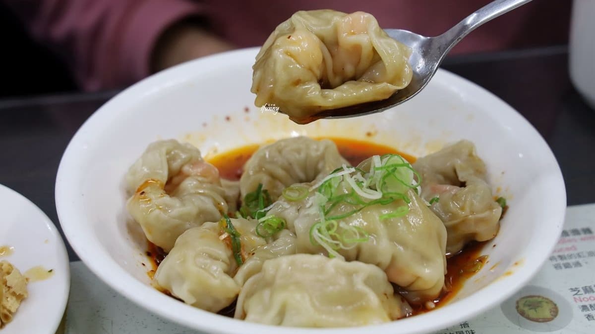 平民版鼎泰豐!排骨蛋炒飯「肉大到快看不見飯」,酥香豆皮捲吃完還想拿1盤 平民版鼎泰豐!排骨蛋炒飯「肉大到快看不見飯」,酥香豆皮捲吃完還想拿1盤
