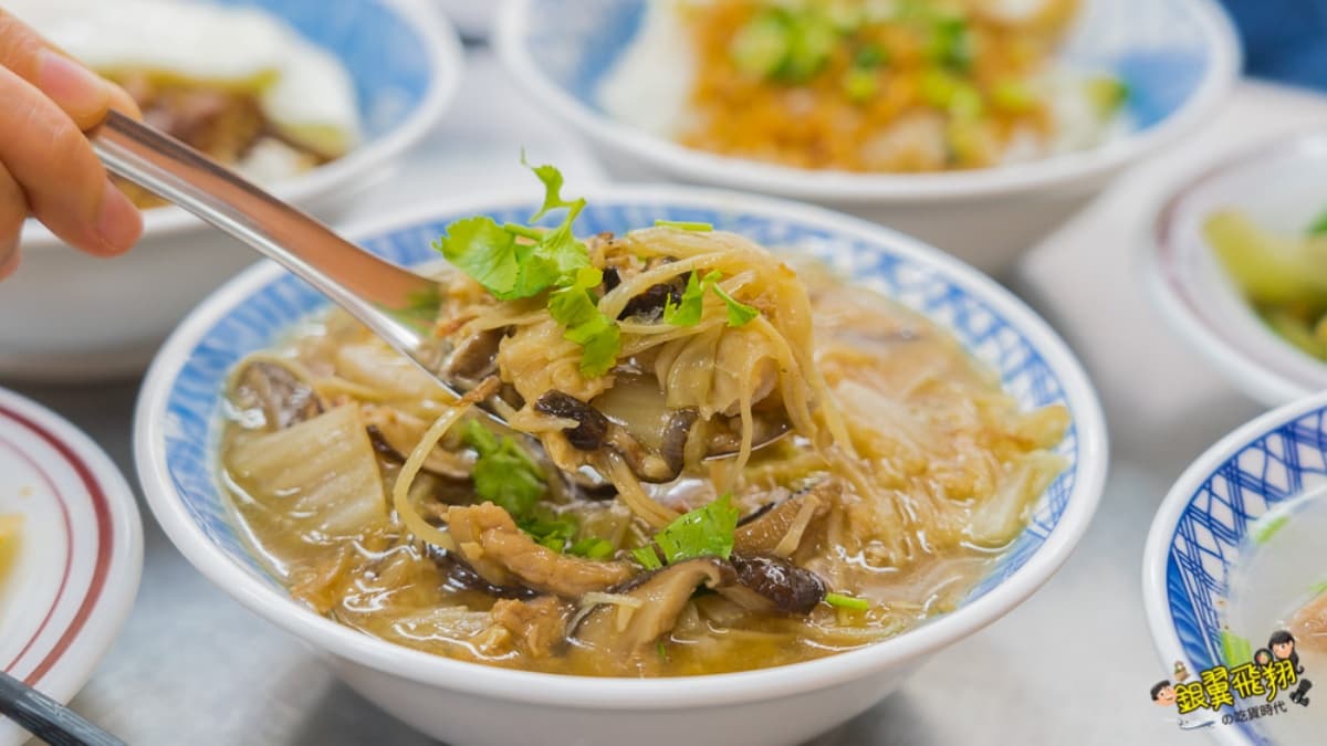 在地人推薦!古早味「辦桌羹」吃得到7種澎派配料,搭豬油拌飯+爆漿半熟蛋更過癮 在地人推薦!古早味「辦桌羹」吃得到7種澎派配料,搭豬油拌飯+爆漿半熟蛋更過癮