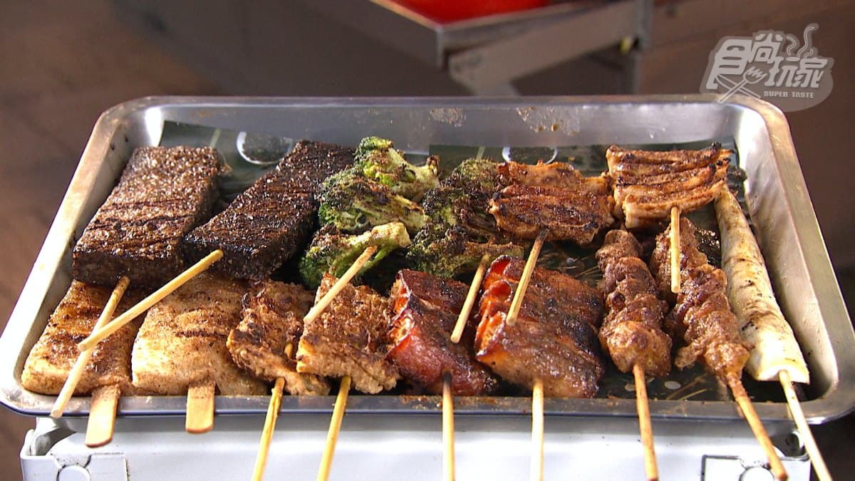 消夜必吃!焦糖串燒撒滿漢方烤肉粉,必點爆汁培根捲、先炸後烤脆雞皮