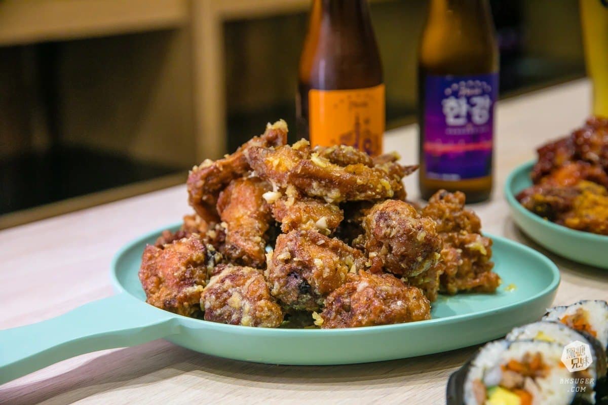 超粉嫩網美酒吧!8種口味韓式炸雞熱熱吃配啤酒,還有道地飯捲飽嘴又爽口 超粉嫩網美酒吧!8種口味韓式炸雞熱熱吃配啤酒,還有道地飯捲飽嘴又爽口