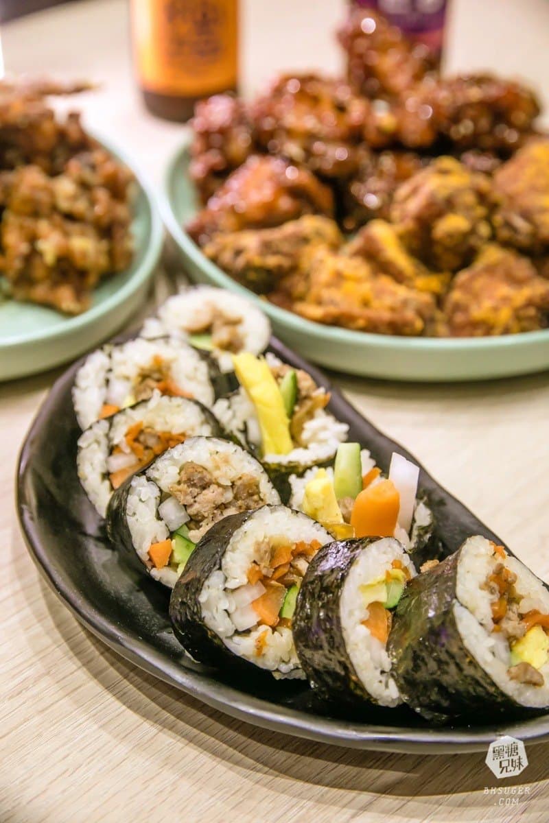 超粉嫩網美酒吧!8種口味韓式炸雞熱熱吃配啤酒,還有道地飯捲飽嘴又爽口 超粉嫩網美酒吧!8種口味韓式炸雞熱熱吃配啤酒,還有道地飯捲飽嘴又爽口