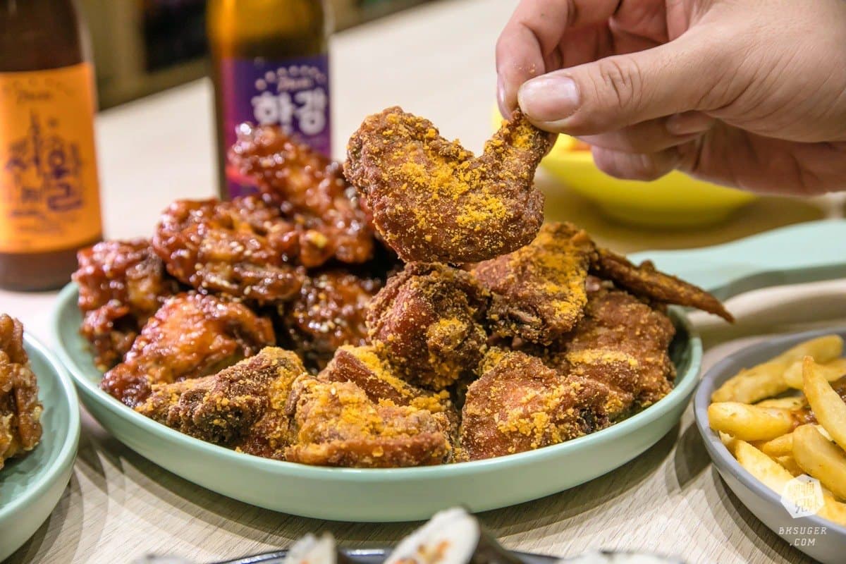 超粉嫩網美酒吧!8種口味韓式炸雞熱熱吃配啤酒,還有道地飯捲飽嘴又爽口 超粉嫩網美酒吧!8種口味韓式炸雞熱熱吃配啤酒,還有道地飯捲飽嘴又爽口