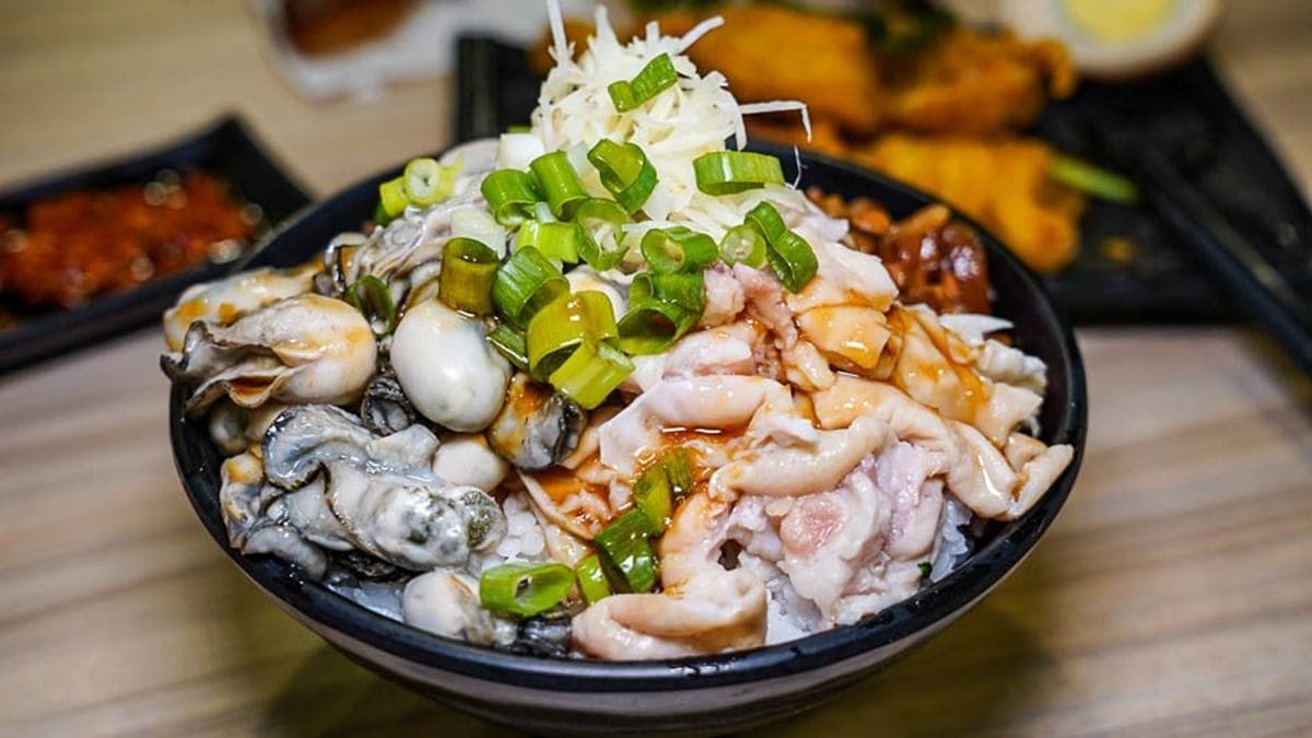 外帶、外送都可以!「滷肉飯界LV」鋪滿滿鮮蚵+大腸,加胡椒粉、辣醬更對味 外帶、外送都可以!「滷肉飯界LV」鋪滿滿鮮蚵+大腸,加胡椒粉、辣醬更對味