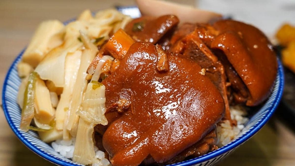 外帶、外送都可以!「滷肉飯界LV」鋪滿滿鮮蚵+大腸,加胡椒粉、辣醬更對味 外帶、外送都可以!「滷肉飯界LV」鋪滿滿鮮蚵+大腸,加胡椒粉、辣醬更對味