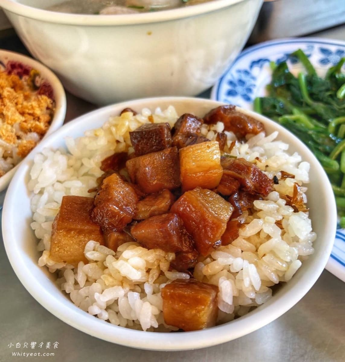 先筆記!台南古早味米糕加「半熟蛋」超對味,滷到透亮肉燥飯也只要15元 先筆記!台南古早味米糕加「半熟蛋」超對味,滷到透亮肉燥飯也只要15元